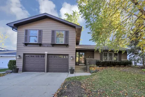 1275 Blair Ln, Hoffman Estates, IL 60169