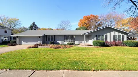 709 Citation Dr, Naperville, IL 60540