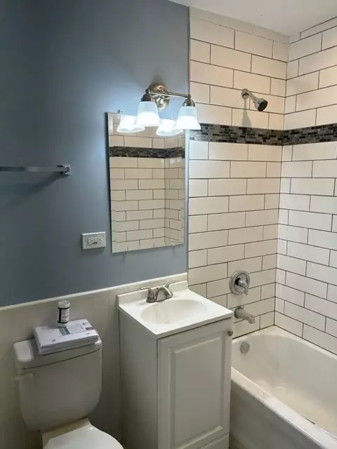 Bath - 200 Flagstaff Ln, Hoffman Estates, IL 60169 photo 2 of 3