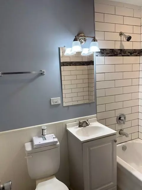 Bath - 200 Flagstaff Ln, Hoffman Estates, IL 60169 photo 1 of 3
