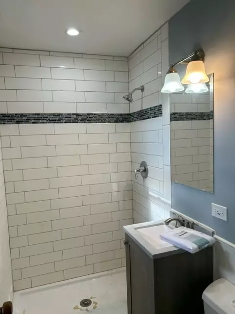 Bath - 200 Flagstaff Ln, Hoffman Estates, IL 60169 photo 3 of 3