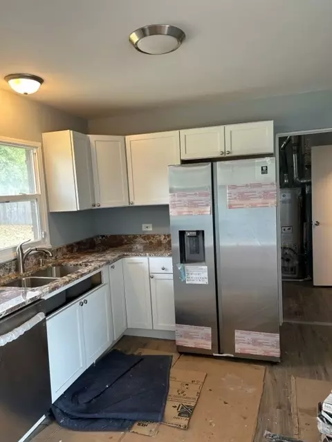 Kitchen - 200 Flagstaff Ln, Hoffman Estates, IL 60169 photo 2 of 4