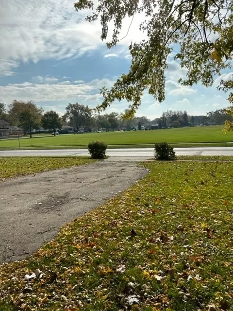 Exterior - 200 Flagstaff Ln, Hoffman Estates, IL 60169 photo 2 of 5