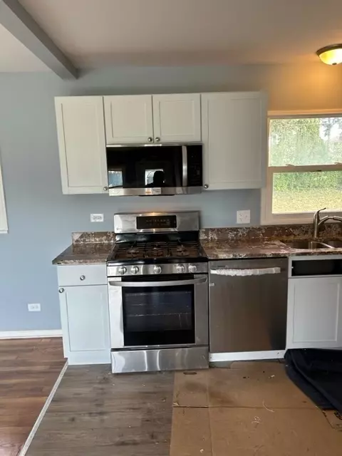 Kitchen - 200 Flagstaff Ln, Hoffman Estates, IL 60169 photo 1 of 4