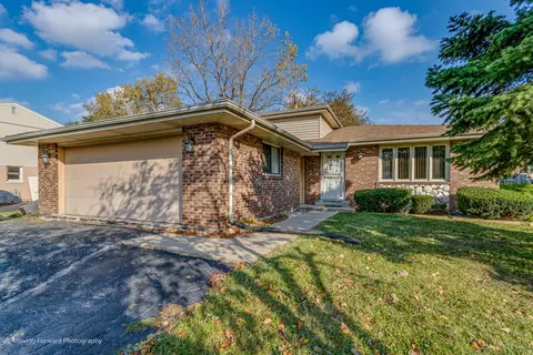 8407 S 83rd Ct, Hickory Hills, IL 60457