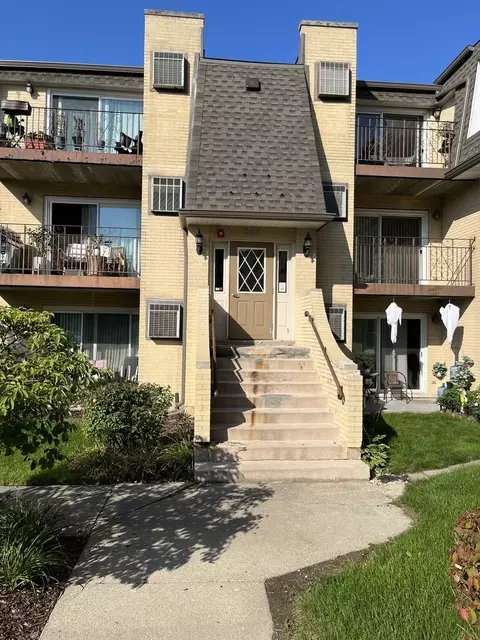 808 N River Rd #1C, Mount Prospect, IL 60056