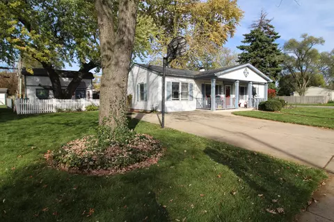 320 Arlington Dr, Romeoville, IL 60446