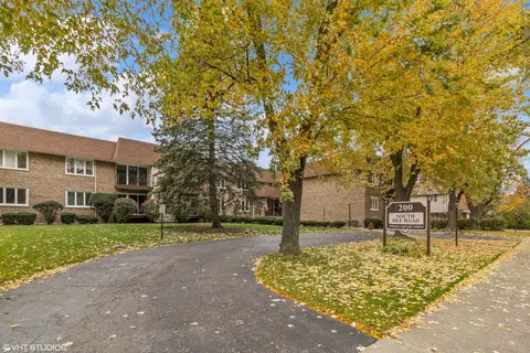 200 S Dee Rd #1D, Park Ridge, IL 60068