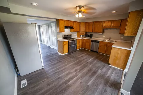 9048 Martin Ln, Bridgeview, IL 60455 photo 6