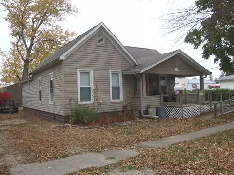 111 S 1st St, Cissna Park, IL 60924