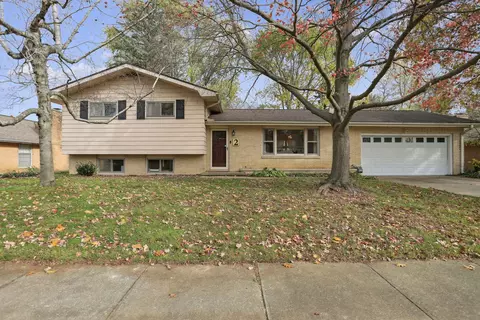 2 Bel Air Ct, Champaign, IL 61820