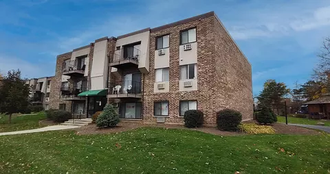 1453 N Winslowe Dr #101, Palatine, IL 60074
