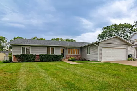 71 Kenilworth Ave, Elk Grove Village, IL 60007