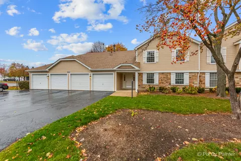 372 Newport Ln #B1, Bartlett, IL 60103