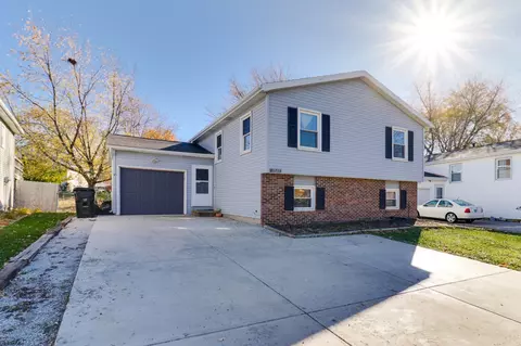 1527 N Hershey Rd, Bloomington, IL 61704