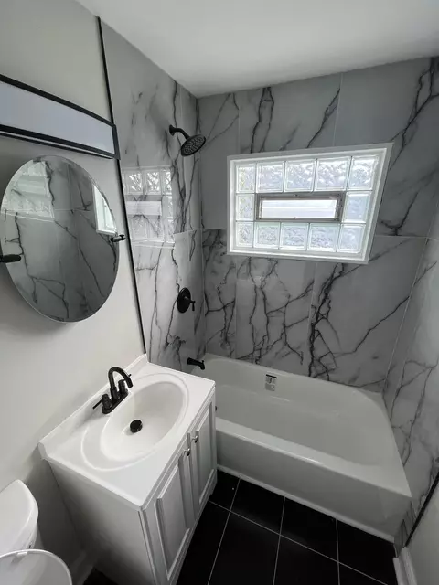 Bath - 16877 Anthony Ave, Hazel Crest, IL 60429 photo 2 of 3