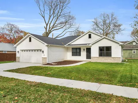 118 E Bond St, Monticello, IL 61856 photo 3