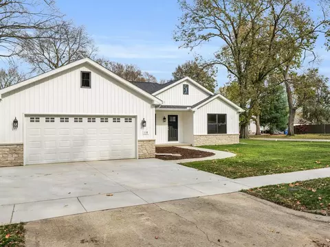 118 E Bond St, Monticello, IL 61856 photo 2