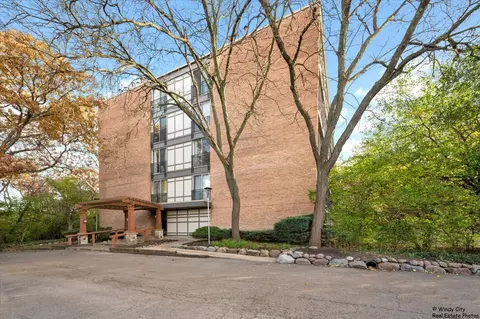 5820 Oakwood Dr #3A, Lisle, IL 60532