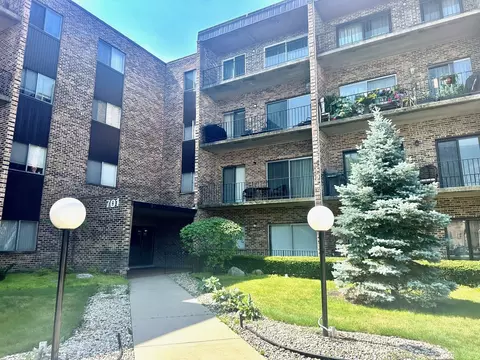 701 W Huntington Commons Rd #409, Mount Prospect, IL 60056