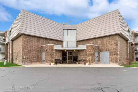 924 S Lake Ct #4-201, Westmont, IL 60559