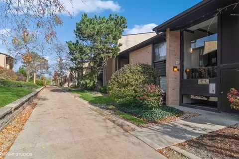 6115 Knoll Wood Rd #202, Willowbrook, IL 60527