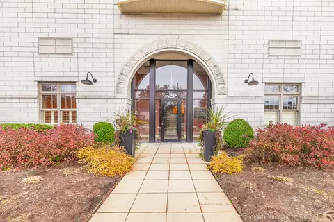 965 Rogers St #107, Downers Grove, IL 60515