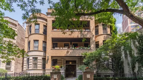 626 W Grace St #1E, Chicago, IL 60613