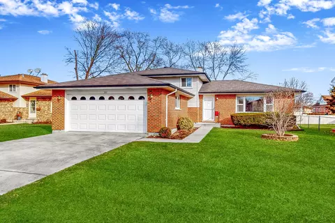 157 N School St, Addison, IL 60101