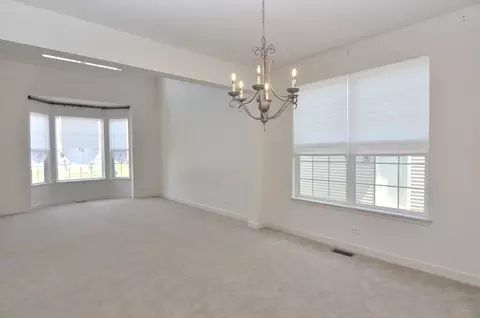 5897 Chatham Dr, Hoffman Estates, IL 60192 photo 6