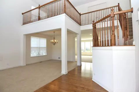 5897 Chatham Dr, Hoffman Estates, IL 60192 photo 4