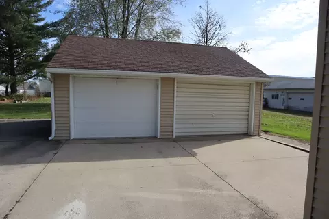 415 Whitver St, Walnut, IL 61376 photo 2