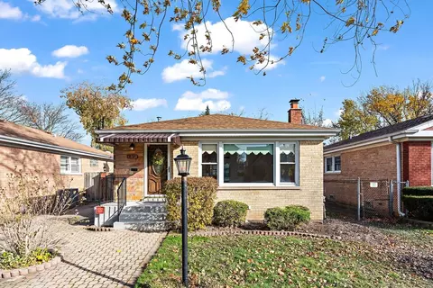6151 N Keystone Ave, Chicago, IL 60646