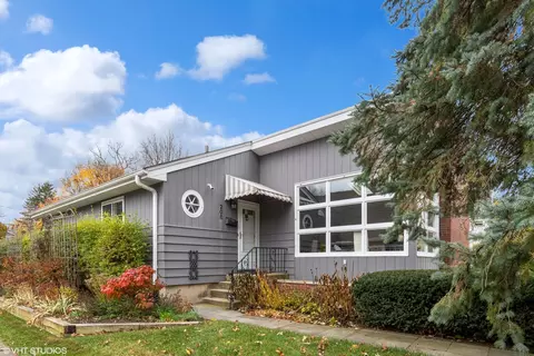208 Sunset Dr, Libertyville, IL 60048
