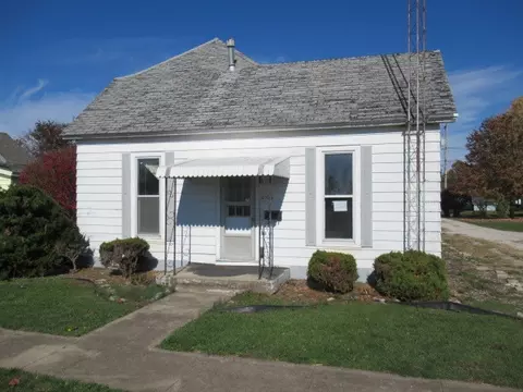 106 E North Main St, Oakwood, IL 61858