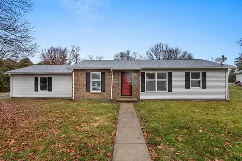 105 E 3rd St, Broadlands, IL 61816