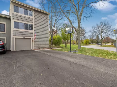 562 N Woodfield Trl, Roselle, IL 60172