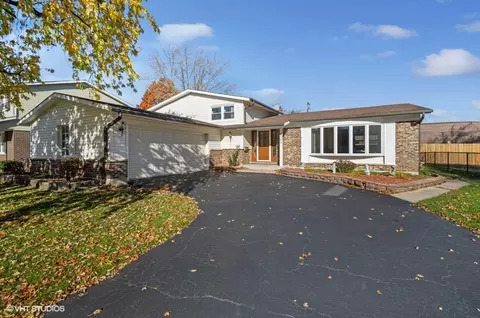 902 W Tanglewood Dr, Arlington Heights, IL 60004