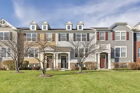 3145 Coral Ln, Glenview, IL 60026