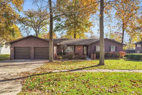 204 Raymond Dr, Mahomet, IL 61853