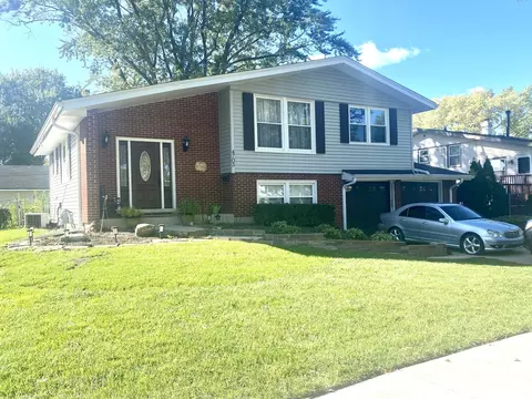 4703 Carr St, Rolling Meadows, IL 60008