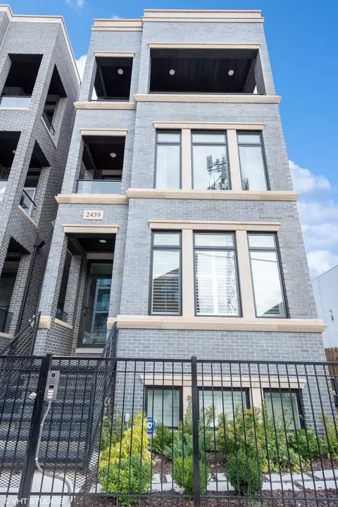 2439 N Clybourn Ave #1, Chicago, IL 60614