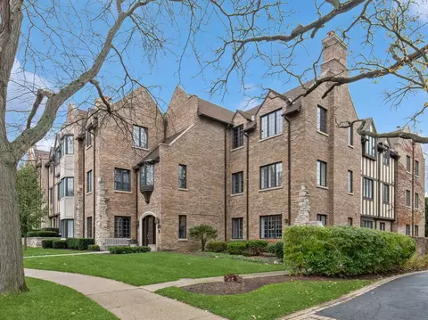 511 Oakwood Ave #2C, Lake Forest, IL 60045