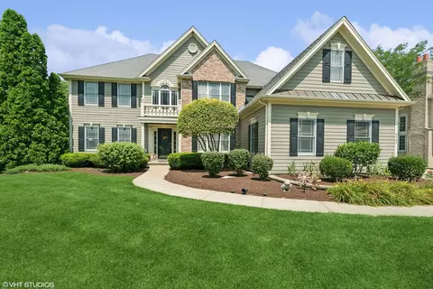 9560 Nicklaus Ln, Crystal Lake, IL 60014