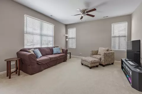 410 Blackstone Ave, Elgin, IL 60124 photo 9
