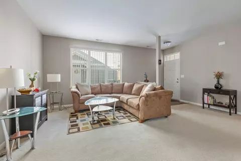 410 Blackstone Ave, Elgin, IL 60124 photo 5