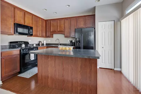 410 Blackstone Ave, Elgin, IL 60124 photo 13