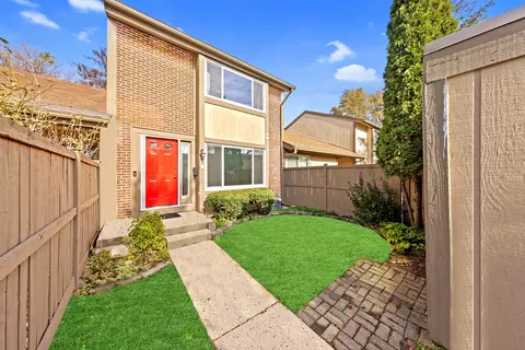 704 Yosemite Ct, Roselle, IL 60172