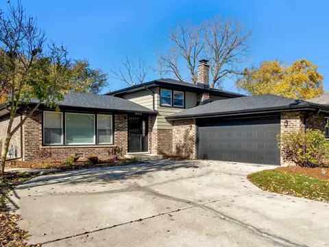 10442 S Tod Dr, Palos Hills, IL 60465