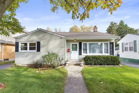 39 N Harvard Ave, Villa Park, IL 60181